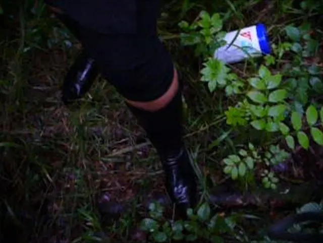 Aufregendes Outdoor Waldblasen mit dem Luder in Stiefeln