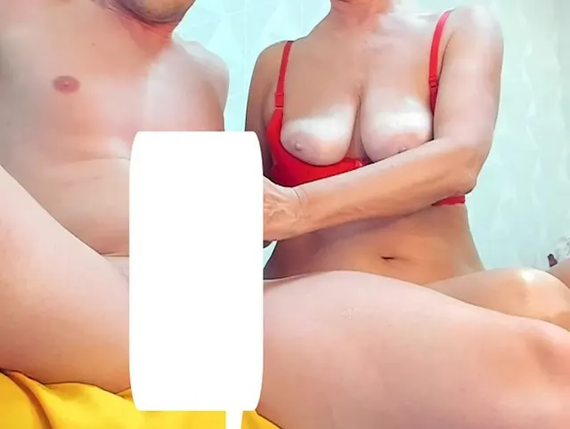 MILF spielt mit der Samengewinnung aus einem großen, eingeölten Schwanz