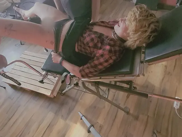 Dreckstück Emily auf Gyn-Stuhl gefingert und mit Massagestab gequält