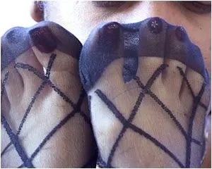 FEET IN NYLONS WORSHIP