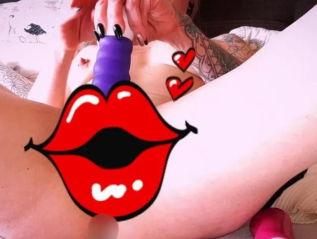 Im Cameltoe Minihöschen Lust auf Schwanz bekommen und mit Vibrator gezähmt...