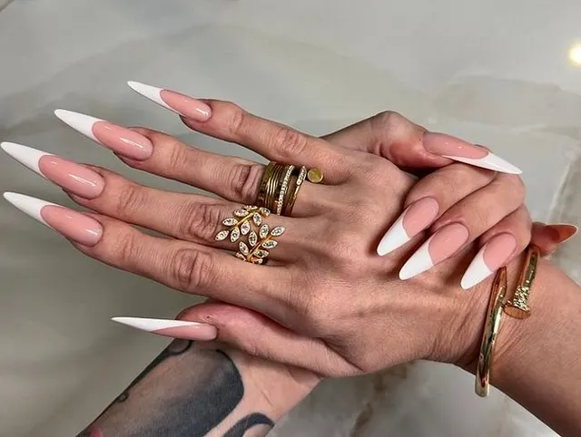 Französische Maniküre, lange Nägel und lange Finger