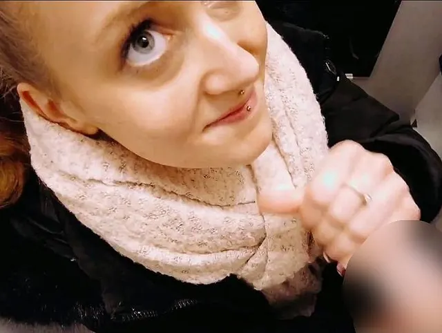 Heißer Blowjob im Kaufhaus und sein Sperma geschluckt