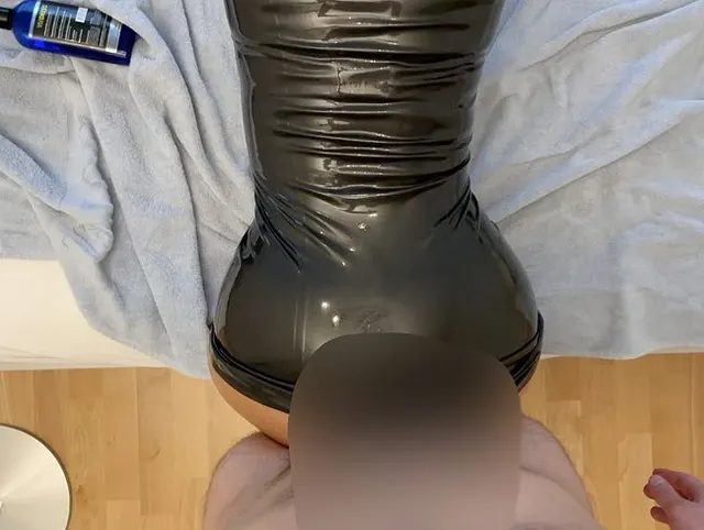 Wir sind zurück - Latex-Häschen wird gebumst