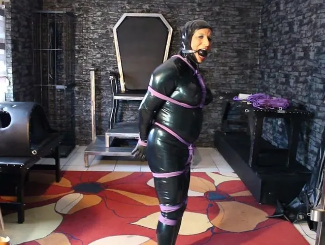 Latex Steh- Bondage