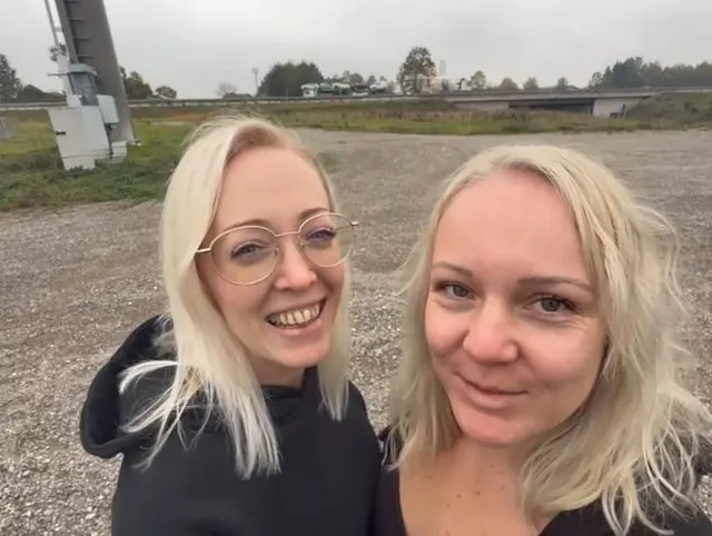 PUBLIC an der Autobahn: Lucie & ich blasen XXL-Schwanz – Cumshot in beide Münder | Venus Berlin