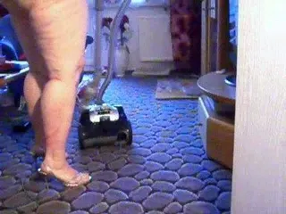 Nackt -nur mit High Heels- gesaugt
