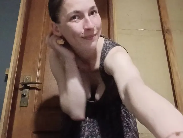 Posing und Masturbation im Kleid