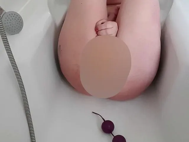 Dildofick nackt in der Wanne