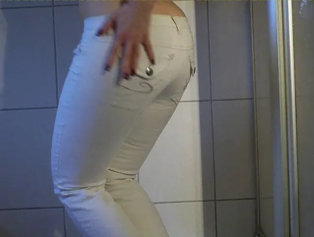 Weiße Jeans wird auch mal nass