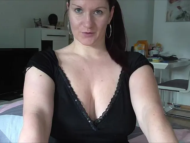 Haarige Pussy gefickt mit Dildo