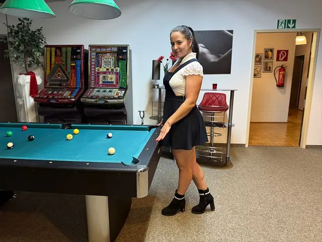 Billard-Schlampe: Zwei Schwänze ficken mich & spritzen auf die Titten!!
