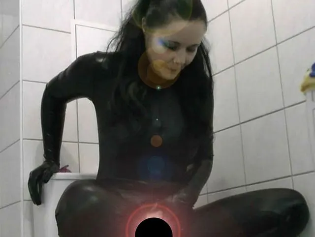 Pissfotze in Latex