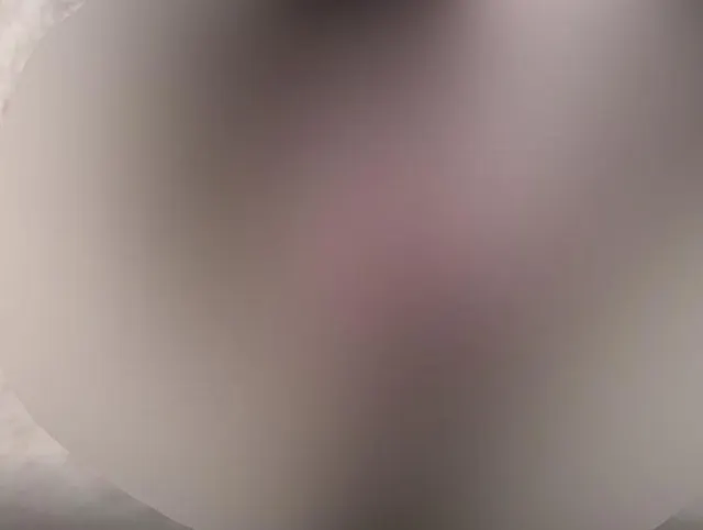 JUGENDLICH MÄDCHEN SPIELEN MIT IHRER PUSSY BIS SQUIRT WET. FINGER IN DER PUSSY NAHAUFNAHME