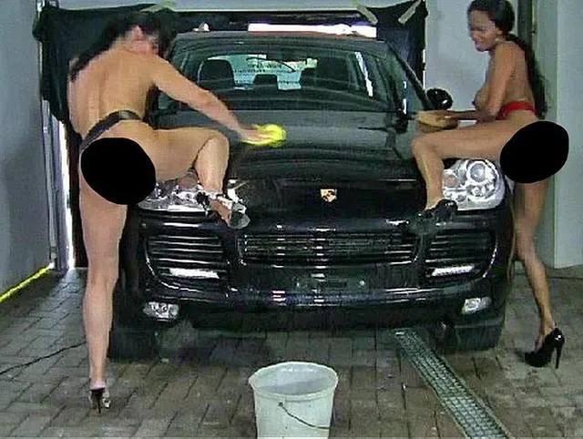 Black & White Ladys beim Autowaschen, Schwänze, Fotzen waschen