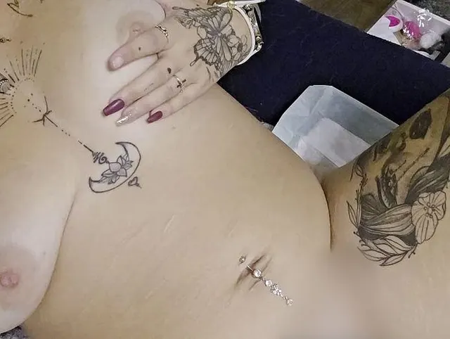 Siehst du wie der Saft aus meiner nackten pussy tropft ?