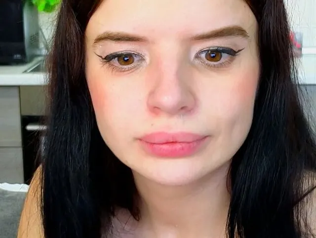 Alice wird in ihre süße Nase gefickt