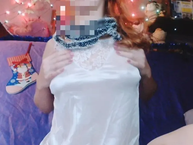 Ich bekam sehr sexy Glückwünsche von meiner rothaarigen Stiefschwester zu Weihnachten, sie öffnete ihre haarigen Löcher für
