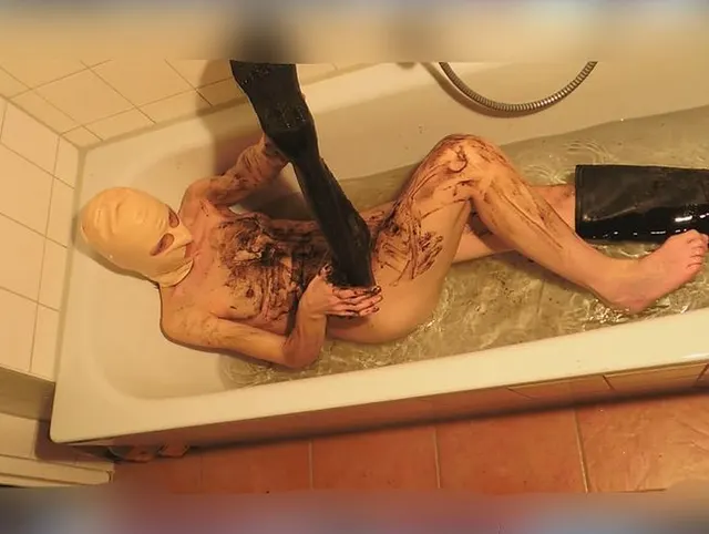 Moorschlammgummistiefelfickorgie, sie macht´s sich selbst-baden-pissen