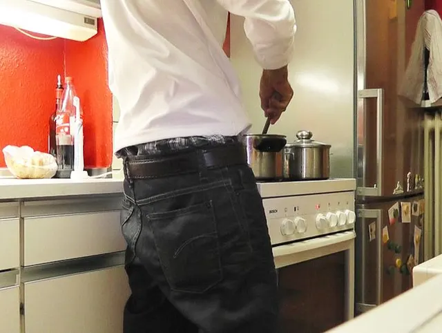 Sagging neuer Boxershorts beim Kochen