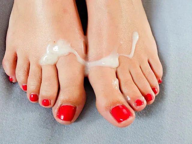 Was macht denn das Sperma auf meinen Füßen? Das gehört doch in die Fotze!