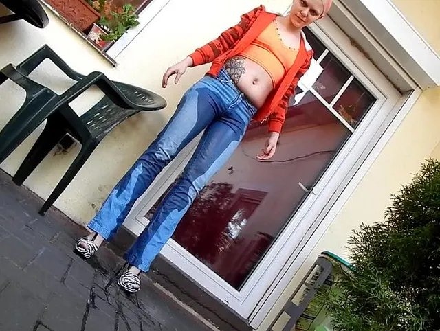 Jeans Hose mit Ns getränkt