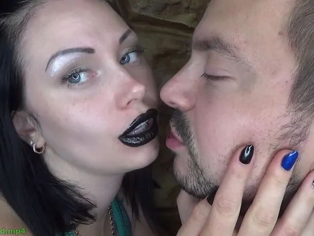 Bedecke Alex mit schwarzen, glänzenden Lippenstiftküssen auf seinem ganzen Gesicht!