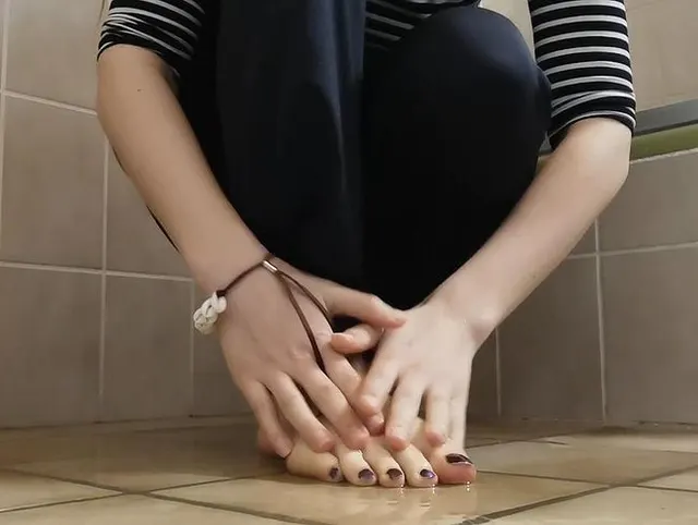 Spontan kleines Pipi Fußbad