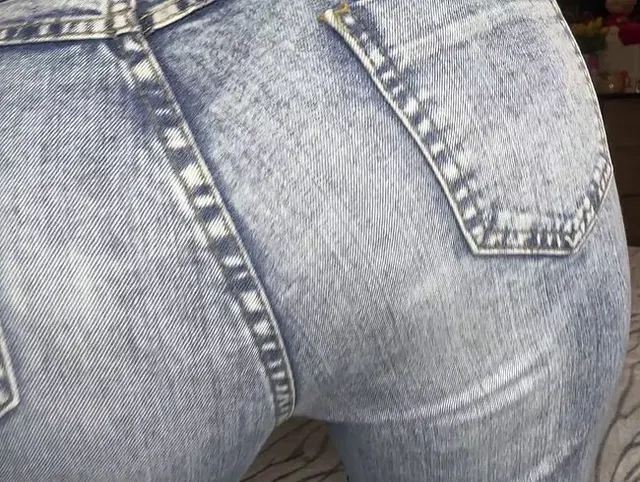 Ich habe heute ein tolles und sexy Bild! Ich trage Bluejeans und ein Tanktop!