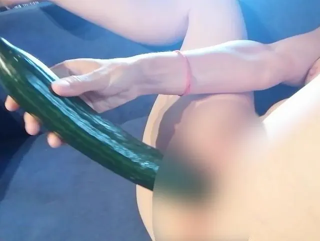 Eine riesen dicke Gurke, ob die in meine Muschi passt?