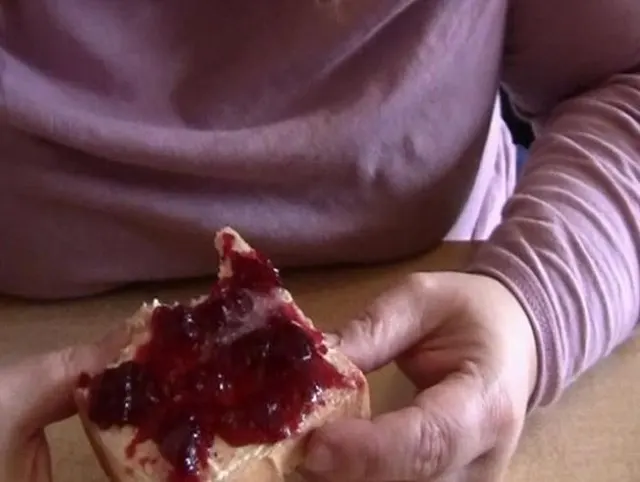 Spitting Marmeladen Toast - Spucke Fetisch