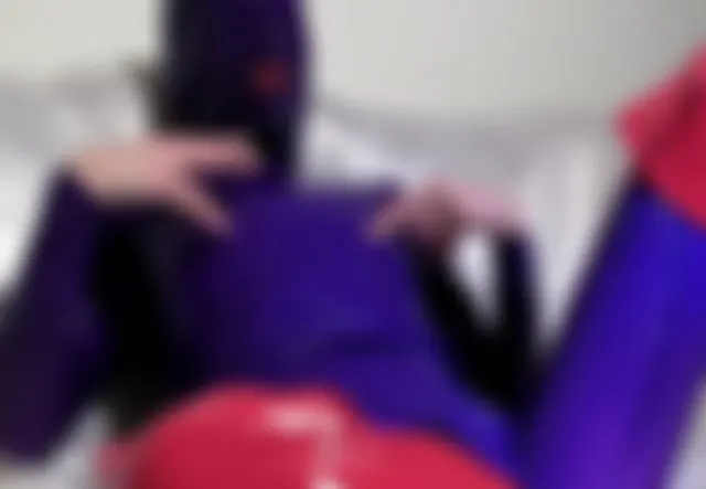 Rauchen in Latexcatsuit