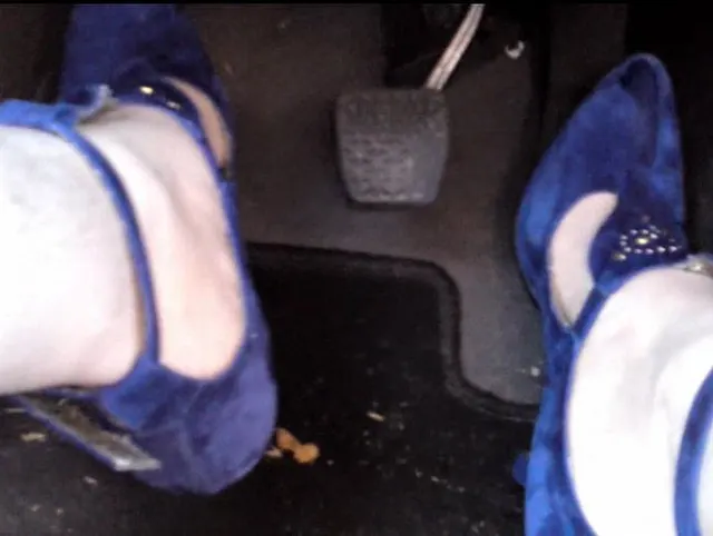 Auto fahren in Blauen Heels