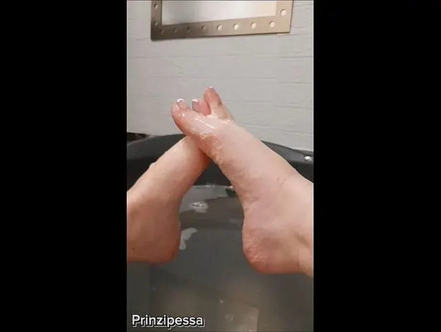 Für die Fußliebhaber! In der Wanne beim waschen und entspannen.