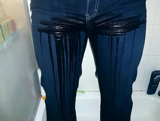 Richtig geil in meine enge Jeanshose gepisst