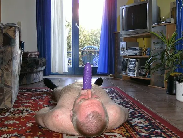Mit dem Dildo im Maul, mich gefickt