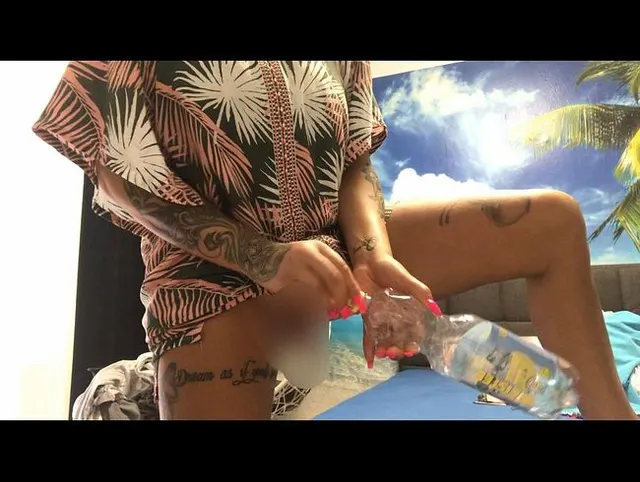 in ein sommerkleid pisse ich in die flasche
