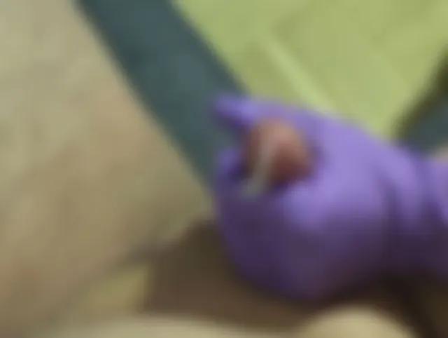 Handjob mit Latexhandschuh