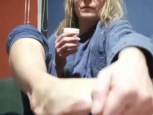 Frisch geduschte Füße und schön massiere ich meine Füße ein. Blondine mit langen geduschten Haare
