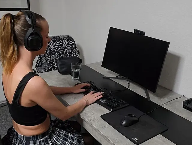 Geile Homeoffice-Pause: Dildo-Spaß im Rock & halterlosen Strümpfen!
