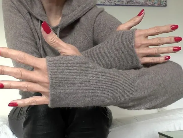 Bete meinen roten Fingernägel an und masturbiere! Lady Victoria