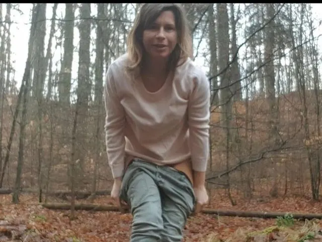 Pissen im Wald