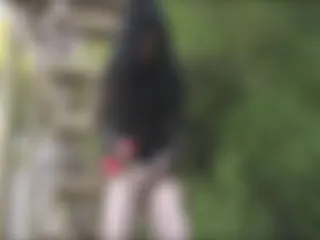 Sexy und frivol im Wald unterwegs