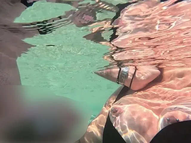 Sein Schwanz war so hart, dass ich ihm im Wasser helfen musste Druck abzulassen