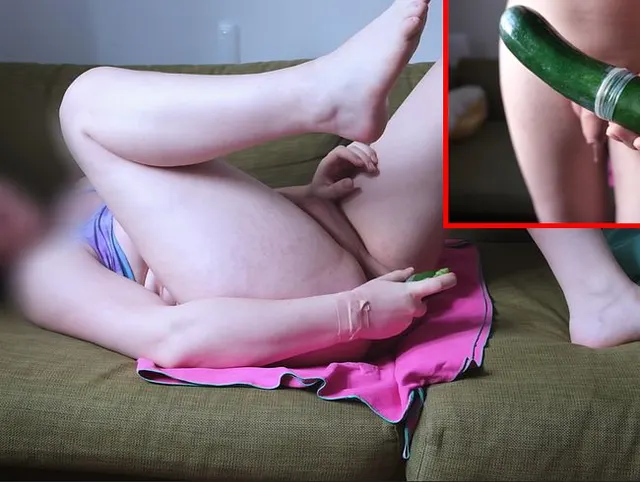 Trans Mädchen fickt sich mit Zucchini und spielt mit ihrem geilen Schwanz