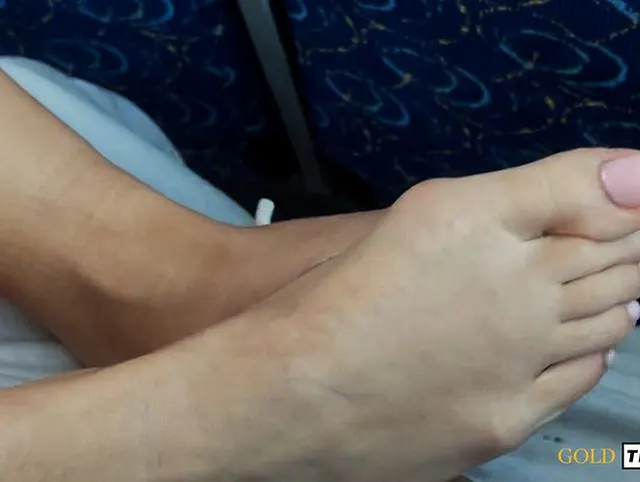 POV Footjob in einem öffentlichen Bus voller Leute und Sperma auf den Fußsohlen