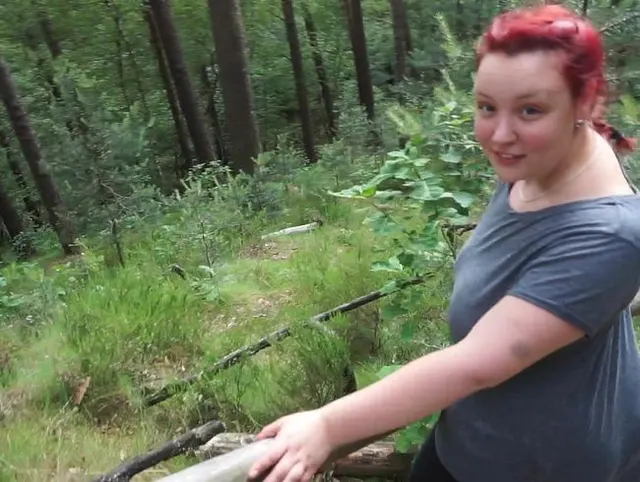 spaziergang im wald mit Gummistiefel