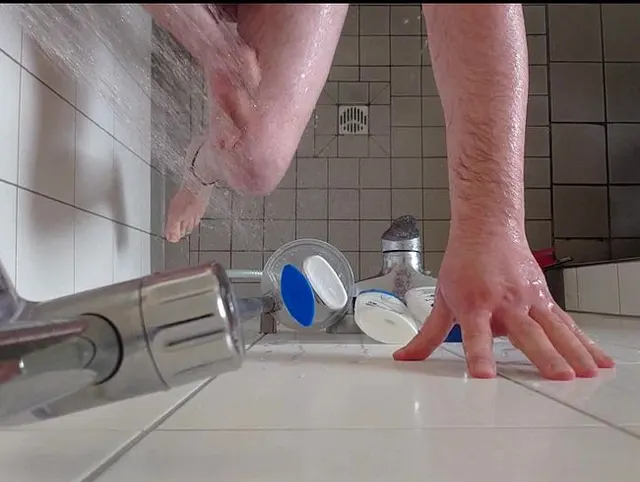Geiles Pissen in der Dusche