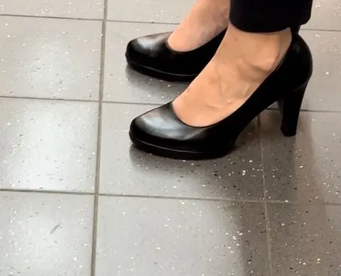 Sperma Heels beim Einkaufen mit Heelsjob danach