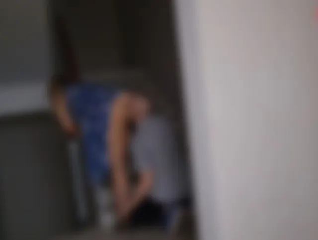 Riskantes Lecken von Löchern im Eingang